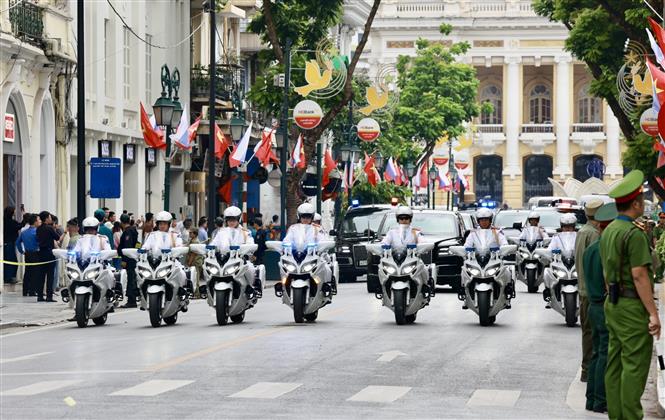 Đoàn xe Tổng thống Putin trên đường phố Hà Nội- Ảnh 1.