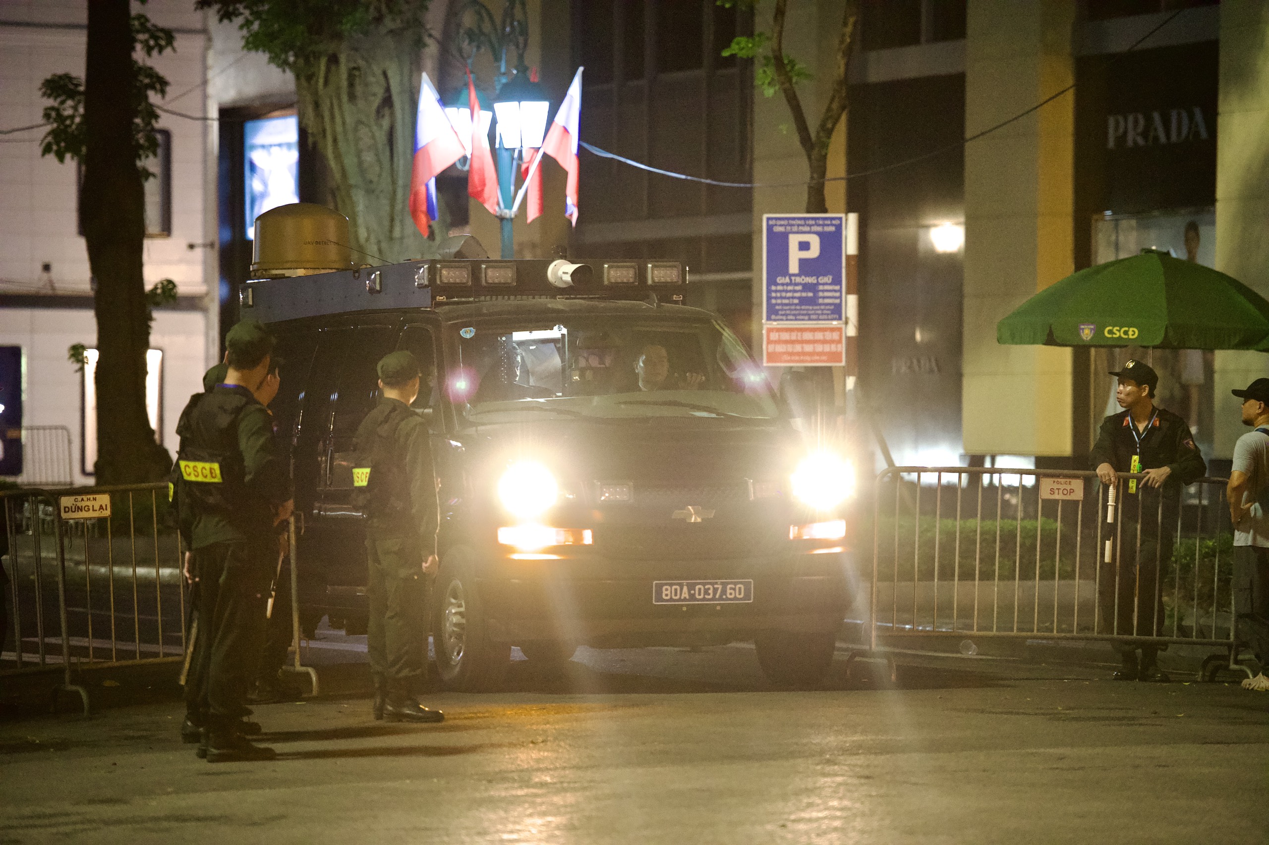 "Hàng rào" an ninh, cảnh sát nhiều lớp bảo vệ đoàn xe chở Tổng thống Nga Putin ở Hà Nội- Ảnh 18.