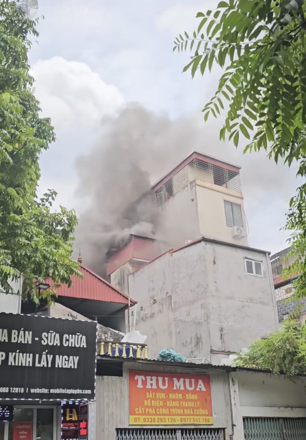 Cháy nhà 3 tầng ở phố Nguyễn Khang (Hà Nội)- Ảnh 1.