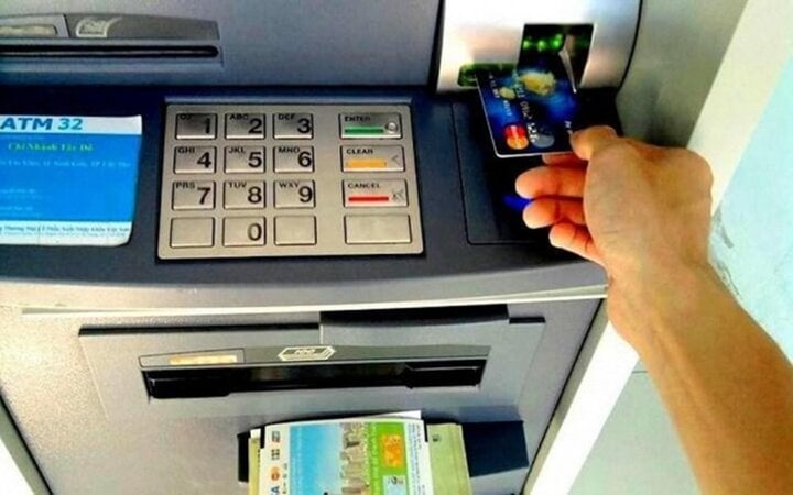 Trong cây ATM thường có bao nhiêu tiền?- Ảnh 1.