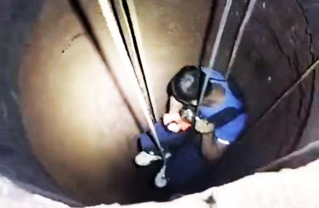 Giải cứu người đàn ông nằm bất tỉnh dưới giếng sâu 30m ở Lâm Đồng- Ảnh 1.