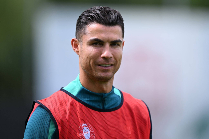 Xót xa trước tấm hình chụp cận cảnh gương mặt của Ronaldo tại Euro 2024: Huyền thoại cũng đã già!- Ảnh 3.