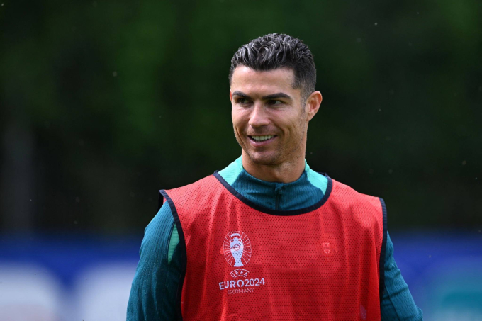 Xót xa trước tấm hình chụp cận cảnh gương mặt của Ronaldo tại Euro 2024: Huyền thoại cũng đã già!- Ảnh 2.