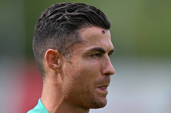 Xót xa trước tấm hình chụp cận cảnh gương mặt của Ronaldo tại Euro 2024: Huyền thoại cũng đã già!- Ảnh 1.