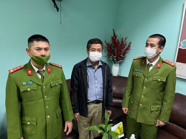 Vừa được miễn hình phạt tù, cựu Giám đốc CDC Thừa Thiên - Huế lại bị bắt tạm giam - Ảnh 1.