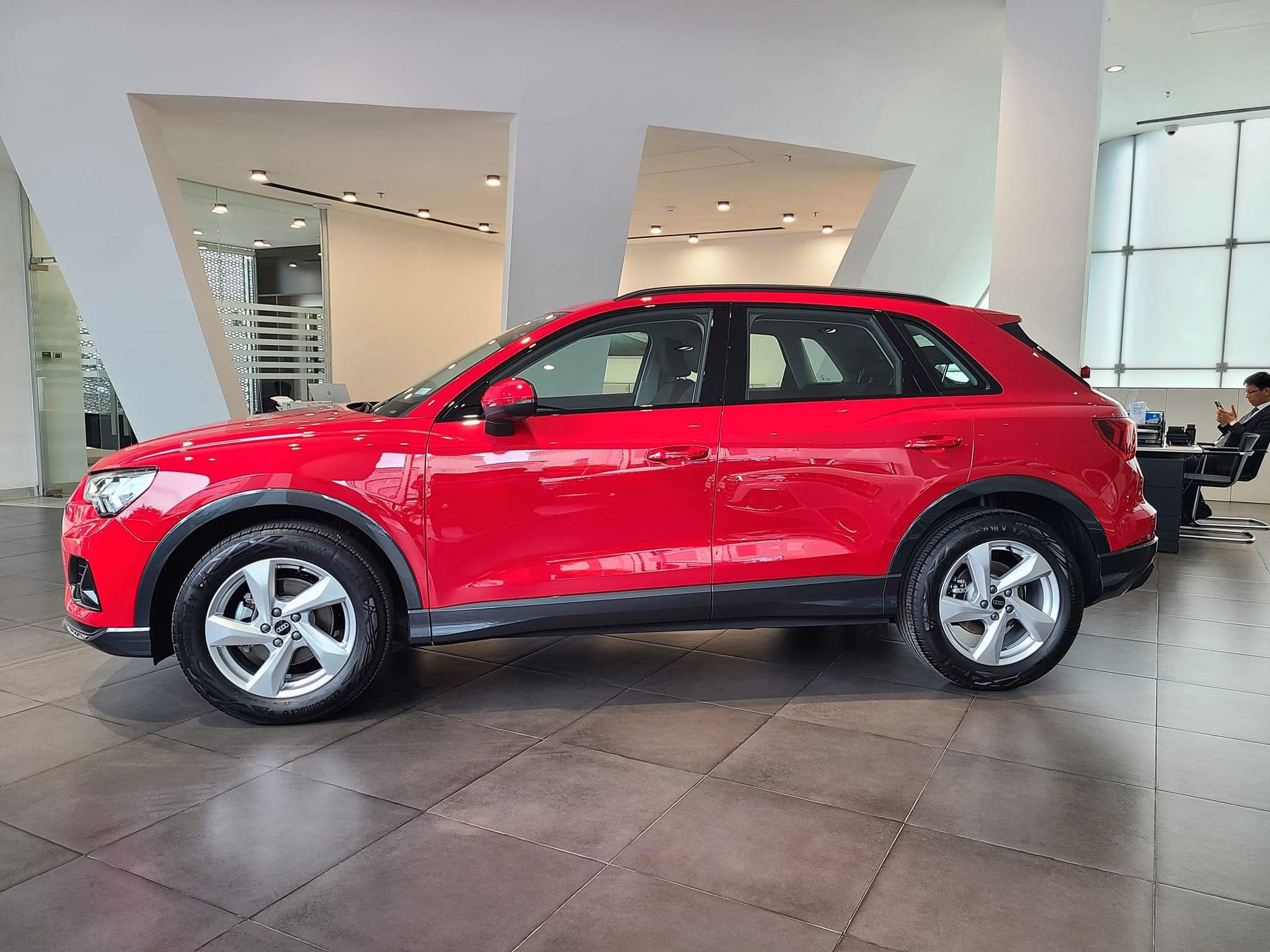 Audi Q3 2024 về đại lý: Giá từ 1,8 tỷ đồng, nhiều trang bị hiện đại đấu X1 nhưng vẫn giữ một thứ ‘đồ cổ’ như xe giá rẻ- Ảnh 5.