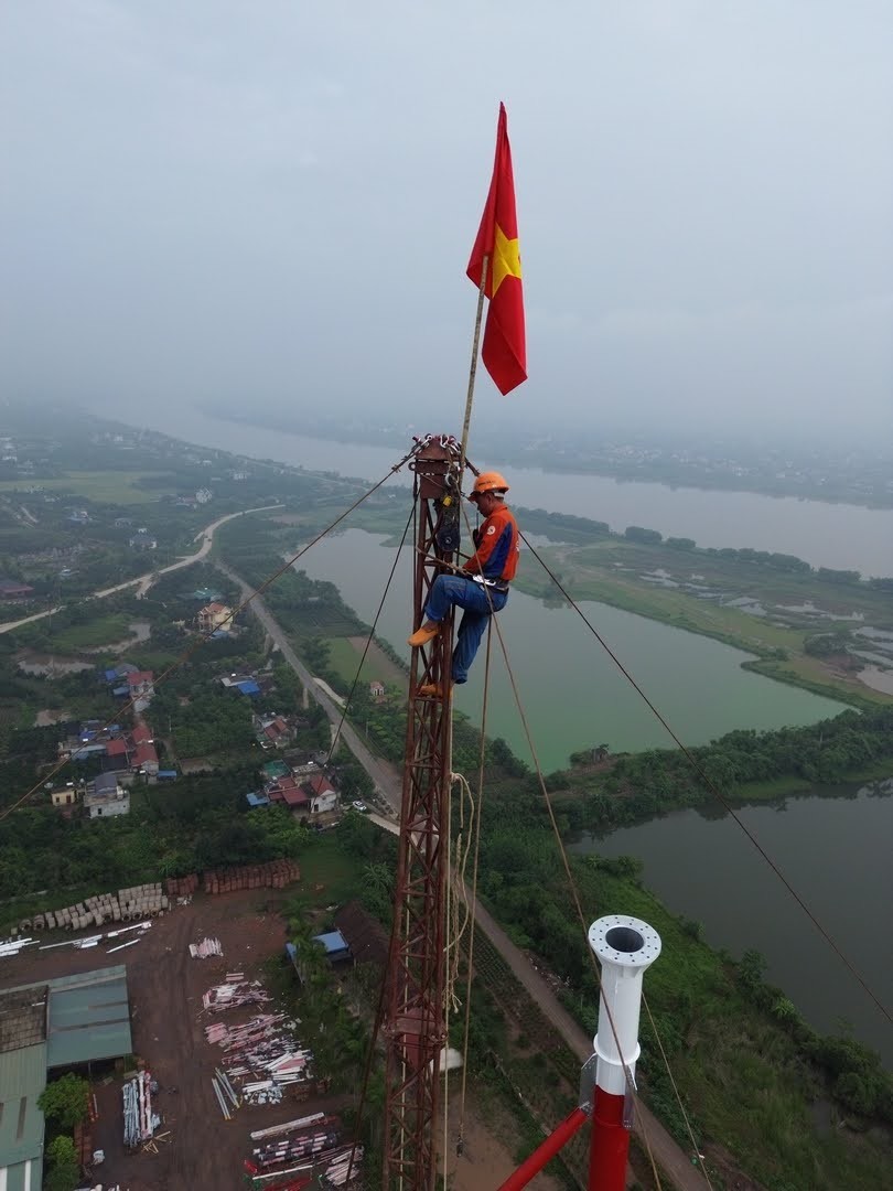 Treo mình giữa không gian thi công cột điện cao 145m kéo đường dây 500kV mạch 3 vượt sông Hồng- Ảnh 3.