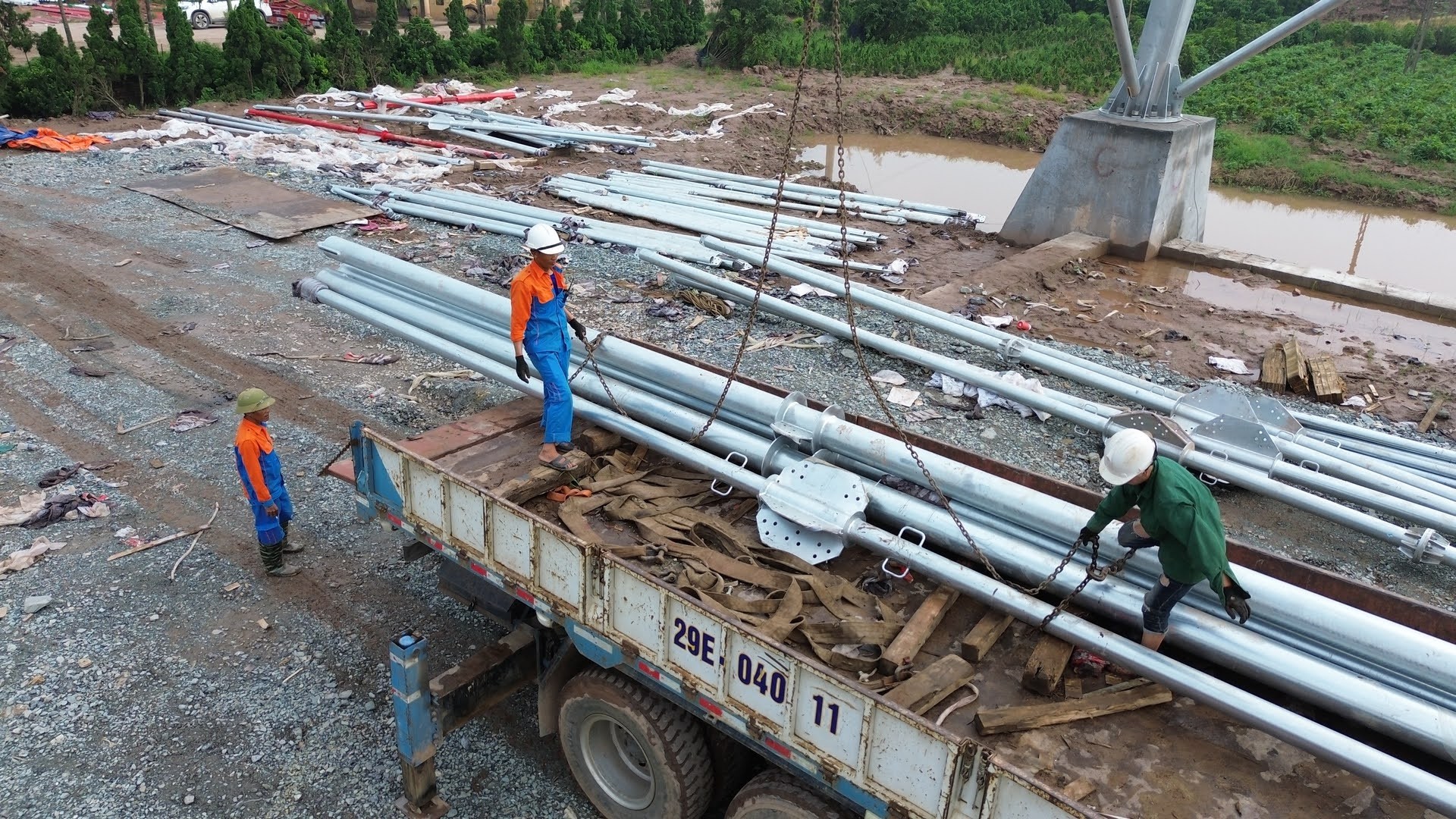 Treo mình giữa không gian thi công cột điện cao 145m kéo đường dây 500kV mạch 3 vượt sông Hồng- Ảnh 11.