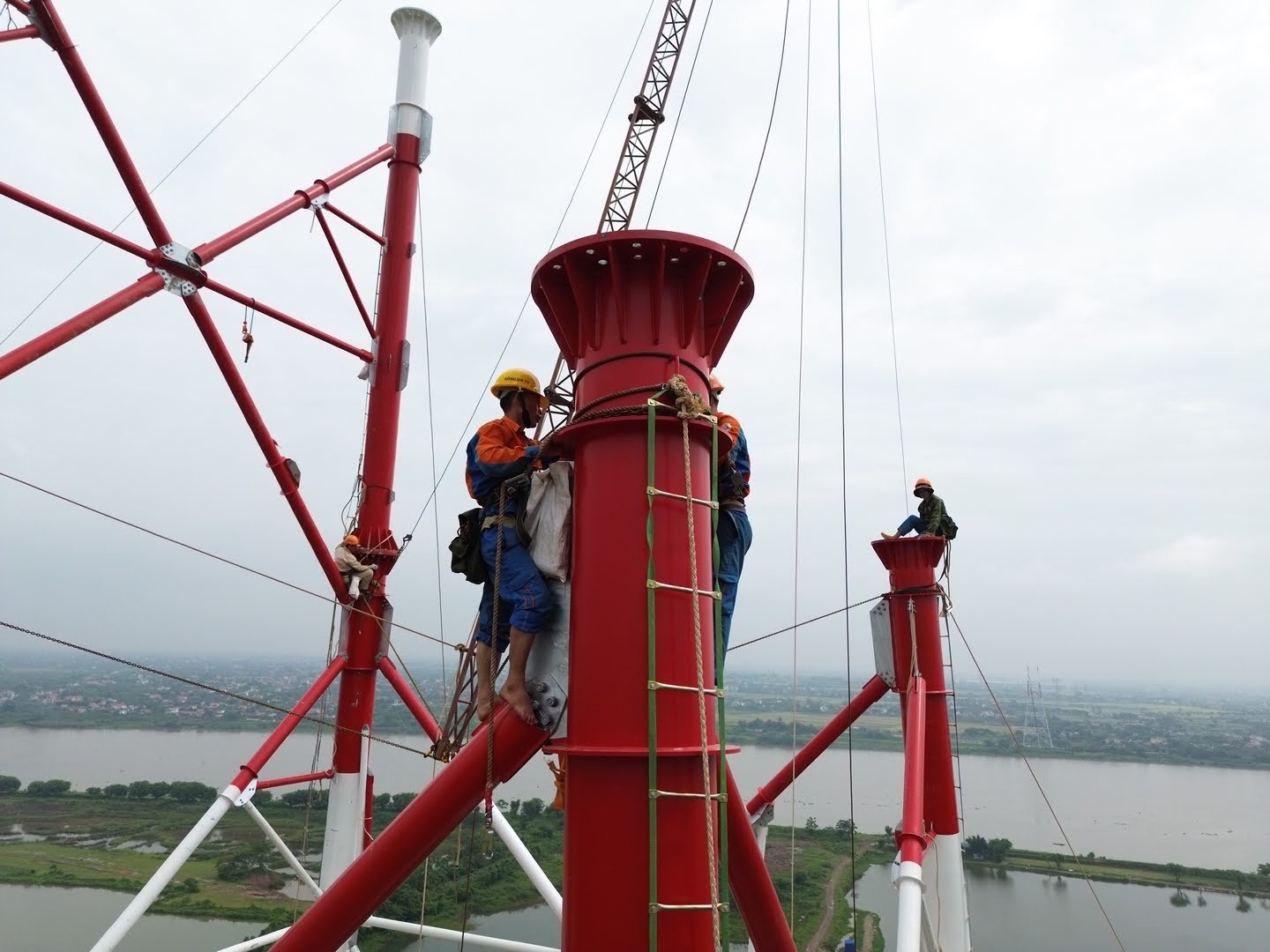 Treo mình giữa không gian thi công cột điện cao 145m kéo đường dây 500kV mạch 3 vượt sông Hồng- Ảnh 8.