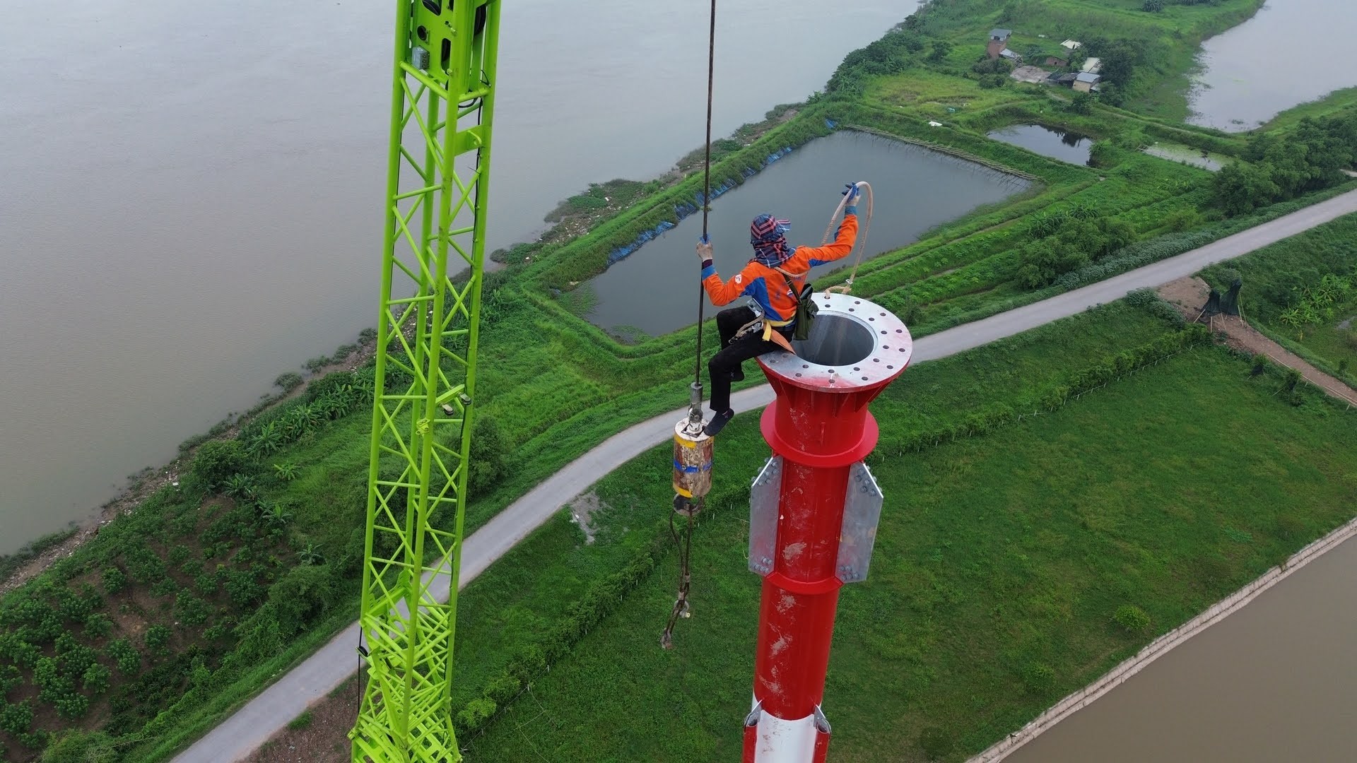 Treo mình giữa không gian thi công cột điện cao 145m kéo đường dây 500kV mạch 3 vượt sông Hồng- Ảnh 6.