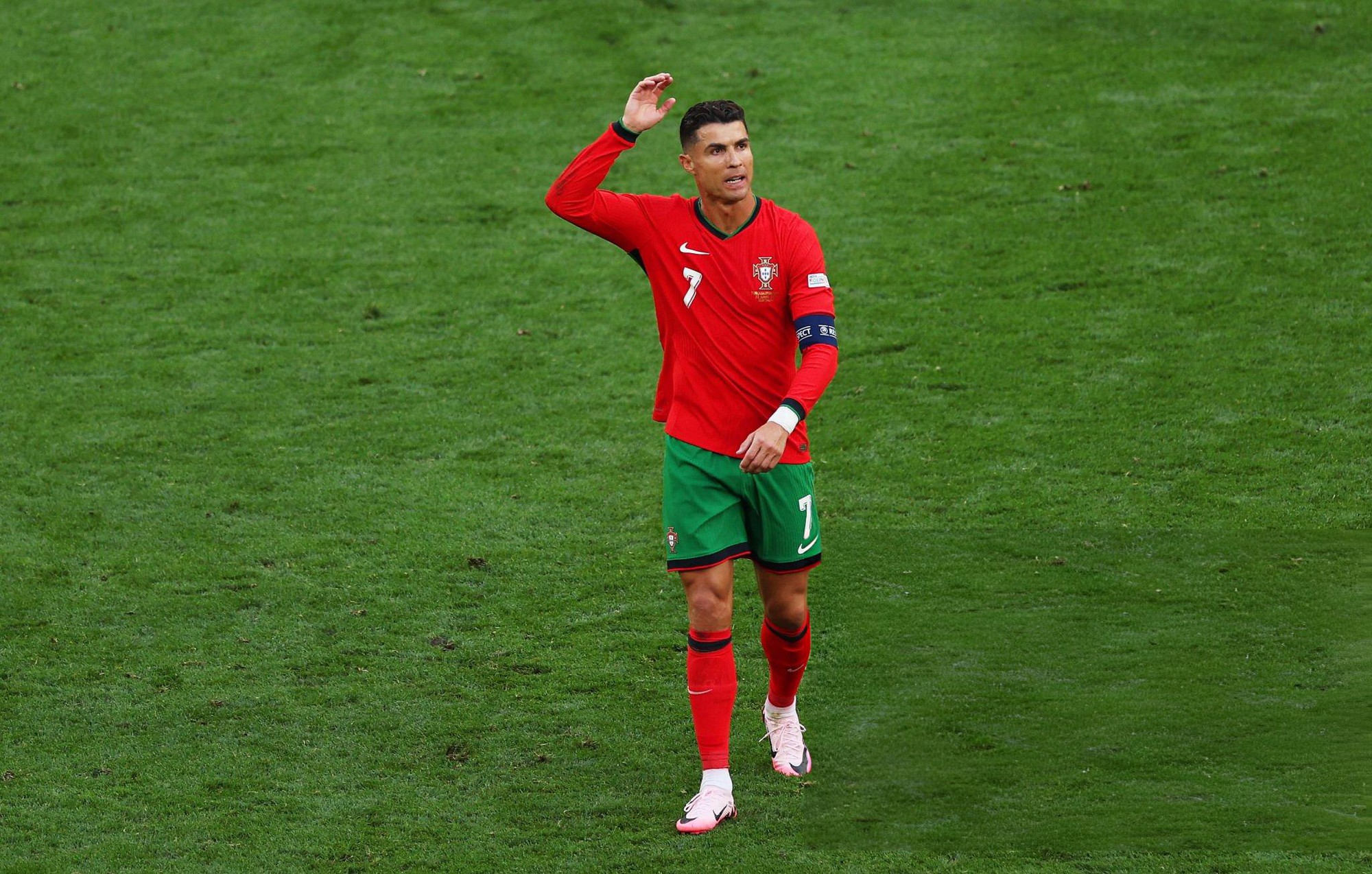 Ronaldo đáng thương nhất hôm nay: Chơi bóng trên sân cũng không yên, chỉ biết bất lực than trời- Ảnh 8.