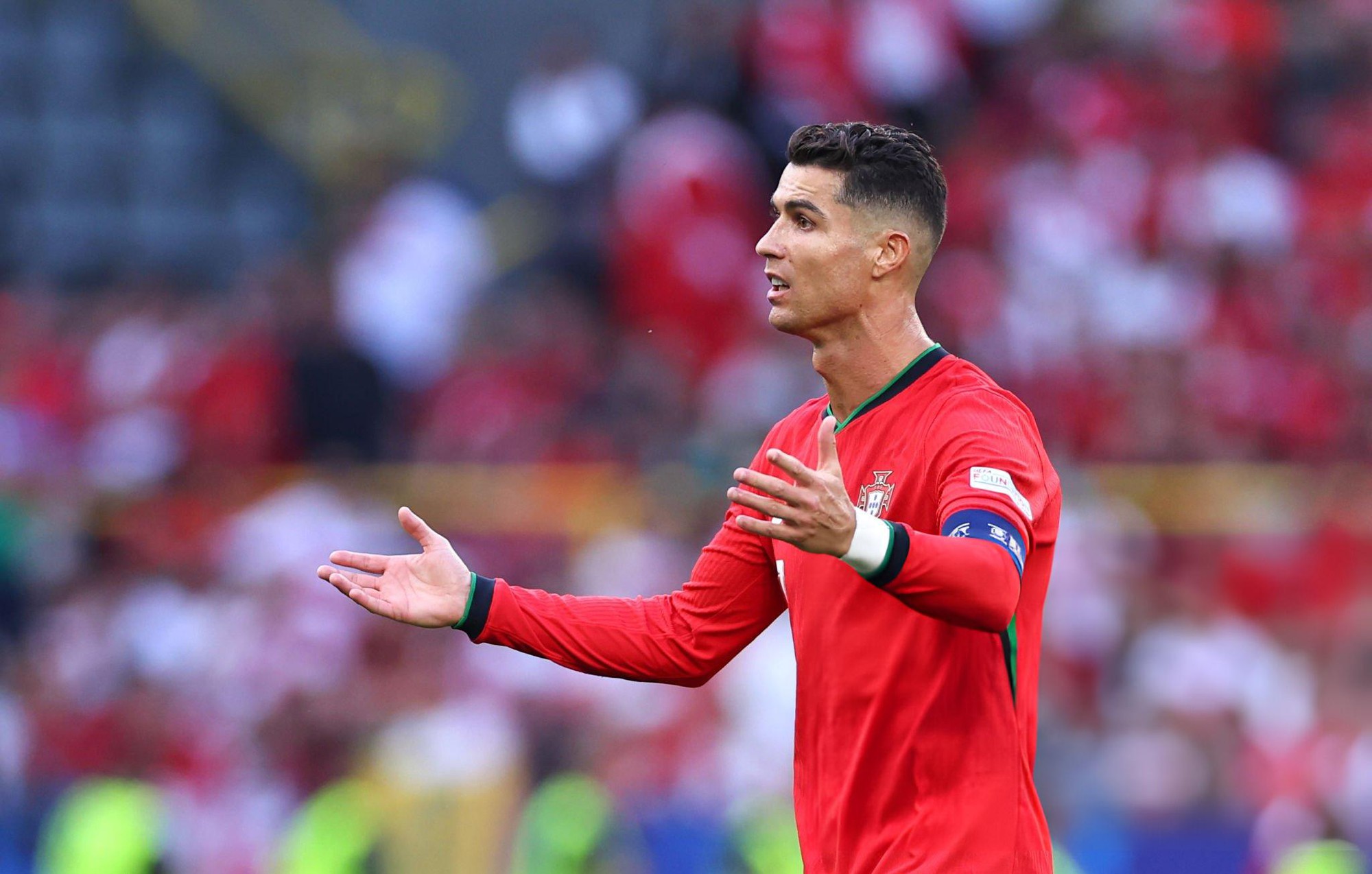 Ronaldo đáng thương nhất hôm nay: Chơi bóng trên sân cũng không yên, chỉ biết bất lực than trời- Ảnh 6.