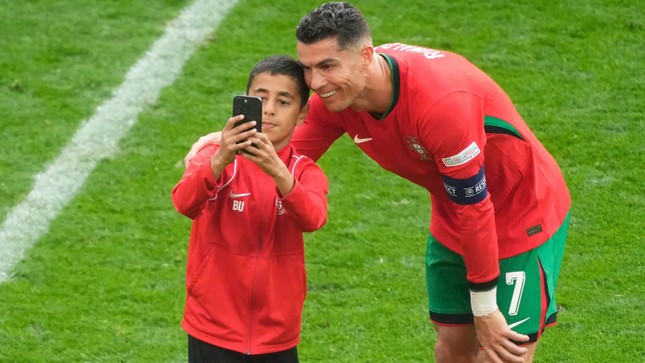 Fan nhí tiết lộ 'âm mưu' đột nhập, vượt hàng rào an ninh và tiếp cận Ronaldo- Ảnh 5.