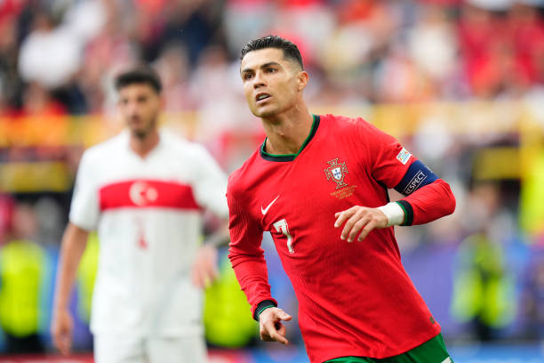 Vợ chưa cưới của Ronaldo sáng nhất khán đài Euro 2024: Đeo một lúc 8 chiếc nhẫn, trang sức đếm không xuể- Ảnh 7.