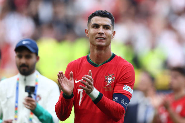 Vợ chưa cưới của Ronaldo sáng nhất khán đài Euro 2024: Đeo một lúc 8 chiếc nhẫn, trang sức đếm không xuể- Ảnh 8.