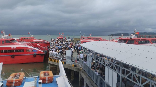 Sửng sốt cảnh tượng đông nghịt người trong hang ở Quảng Ninh, nhìn sang cảng biển còn "sốc" hơn!- Ảnh 14.