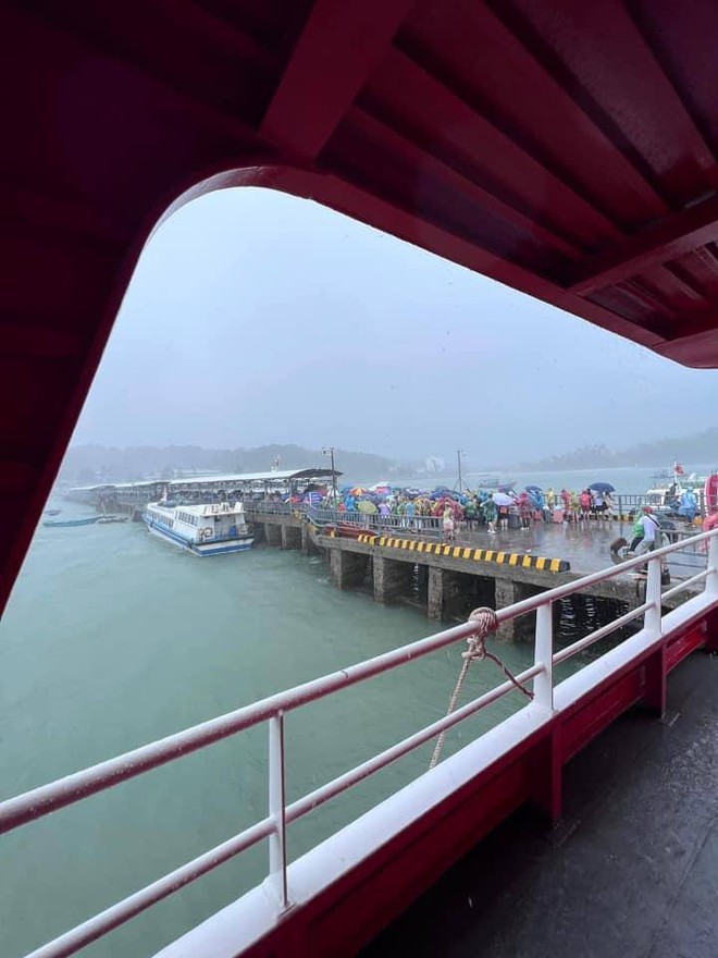 Sửng sốt cảnh tượng đông nghịt người trong hang ở Quảng Ninh, nhìn sang cảng biển còn "sốc" hơn!- Ảnh 20.