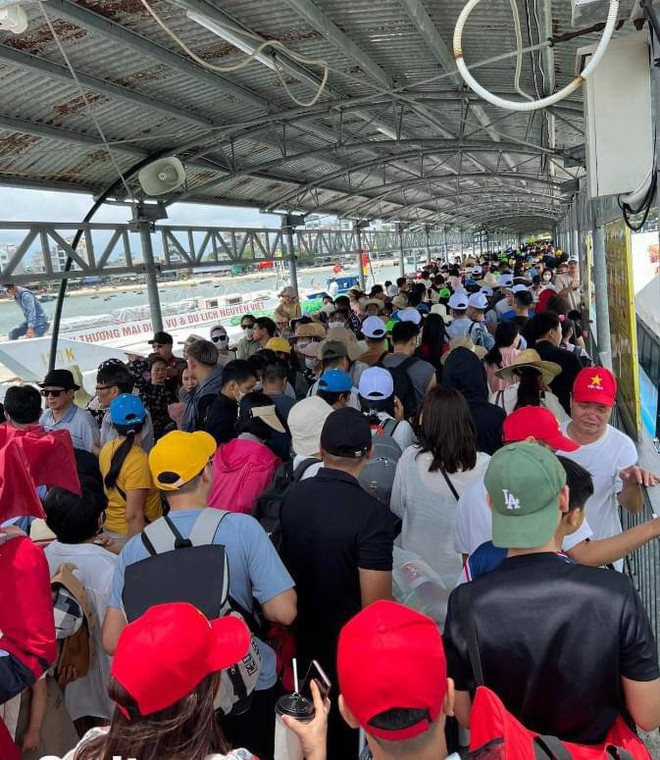 Sửng sốt cảnh tượng đông nghịt người trong hang ở Quảng Ninh, nhìn sang cảng biển còn "sốc" hơn!- Ảnh 17.