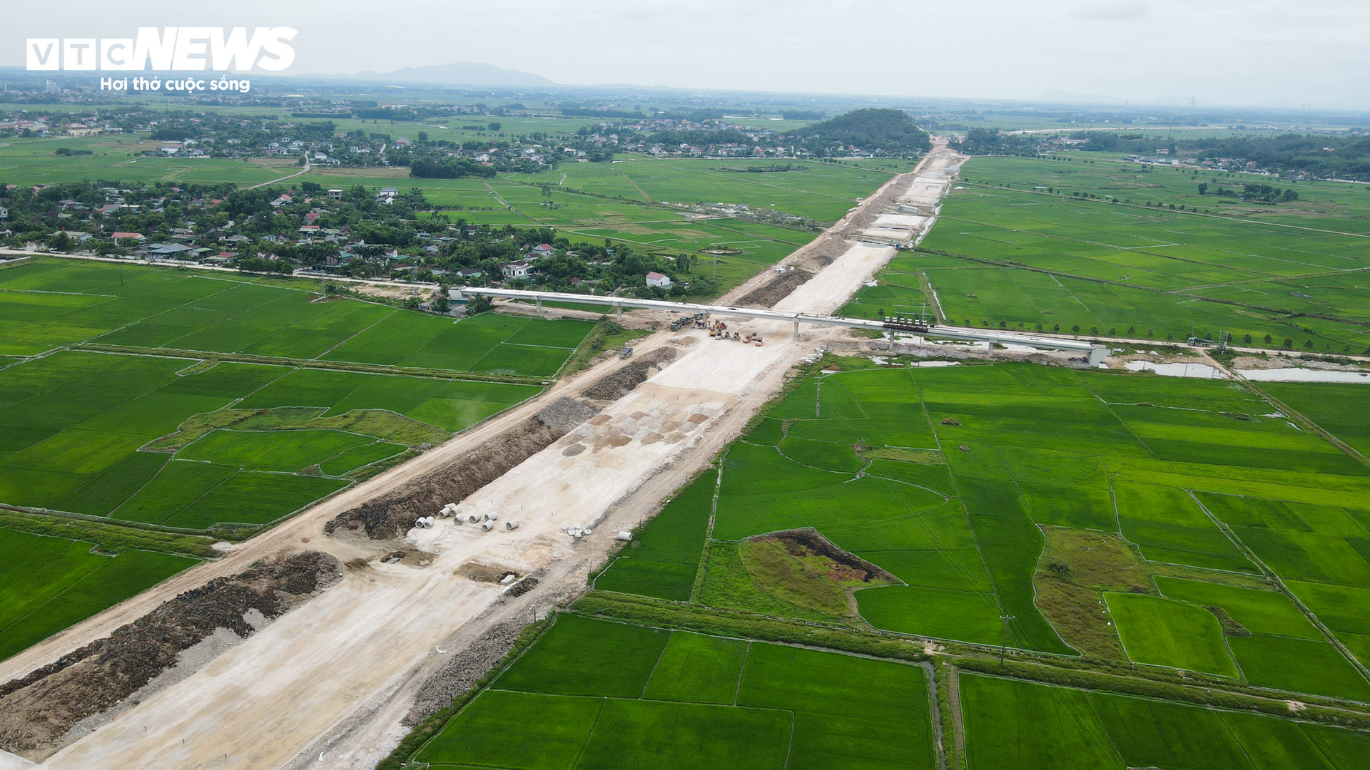 Hiện trường vụ sạt lở tại dự án cao tốc Bắc – Nam khiến 2 người thương vong- Ảnh 14.