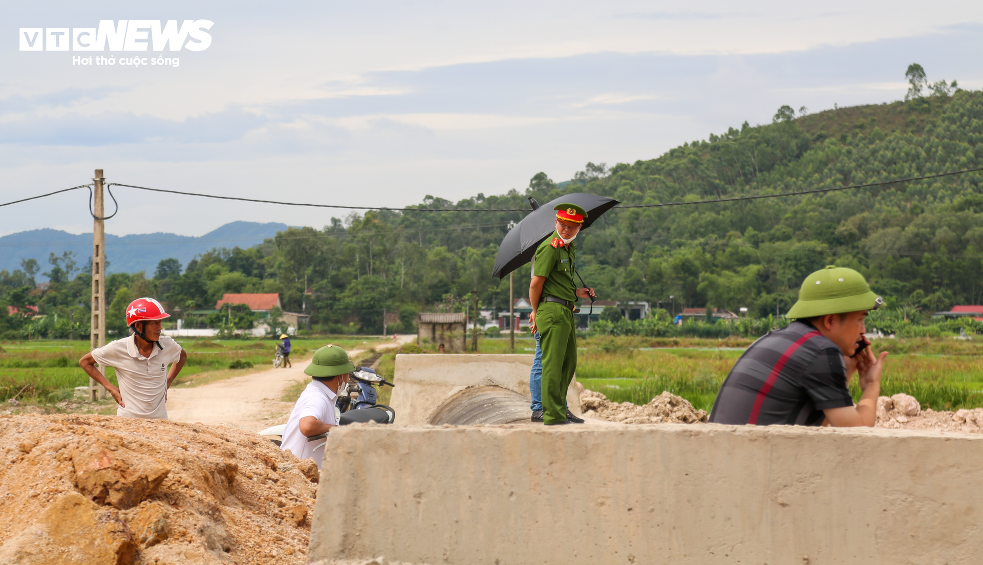 Hiện trường vụ sạt lở tại dự án cao tốc Bắc – Nam khiến 2 người thương vong- Ảnh 10.