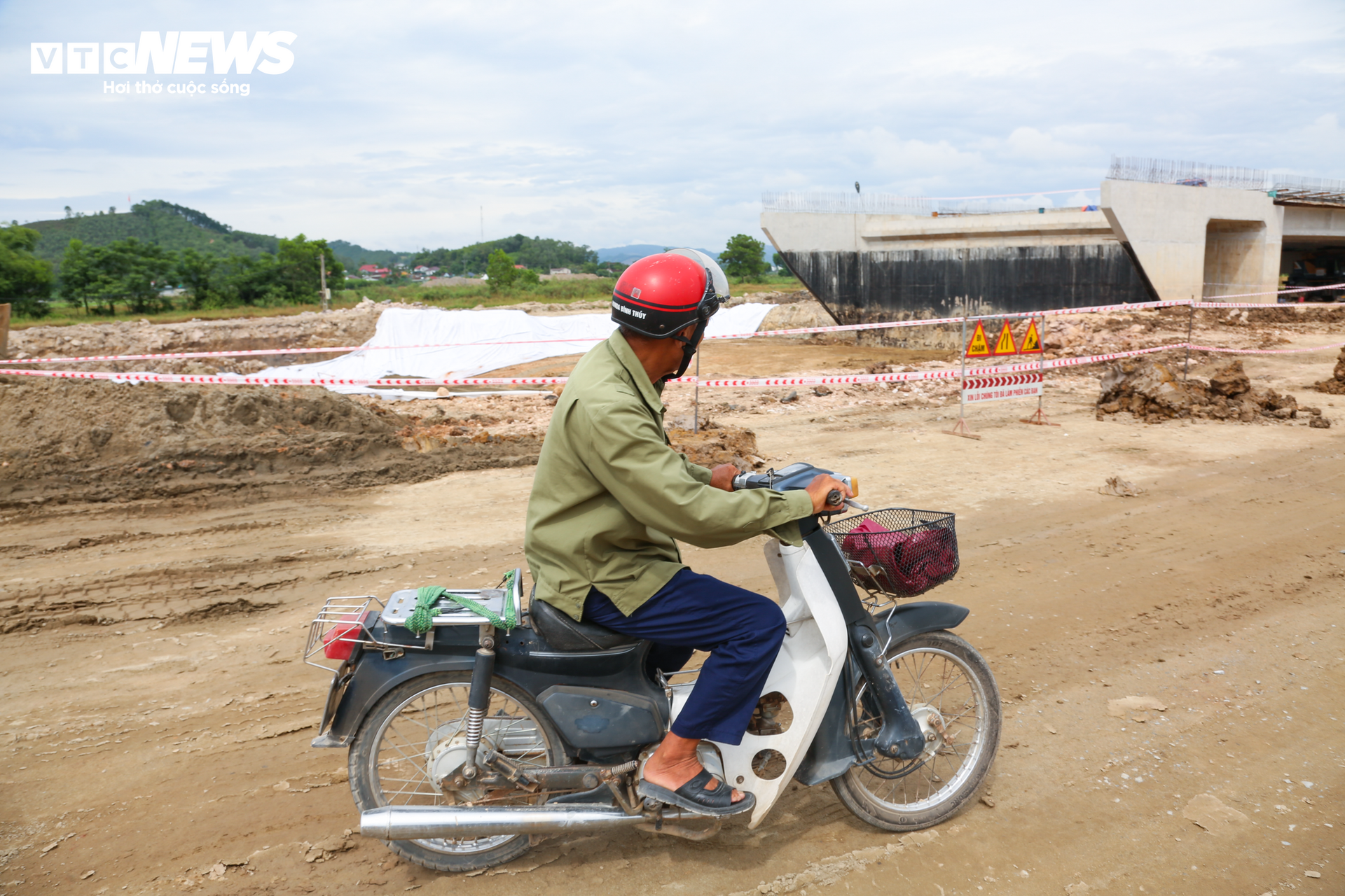 Hiện trường vụ sạt lở tại dự án cao tốc Bắc – Nam khiến 2 người thương vong- Ảnh 2.