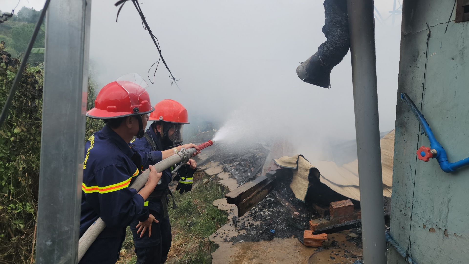 Vụ cháy khiến 3 cháu bé tử vong: Mẹ khóa cửa đi mua bỉm, sữa - Ảnh 2.