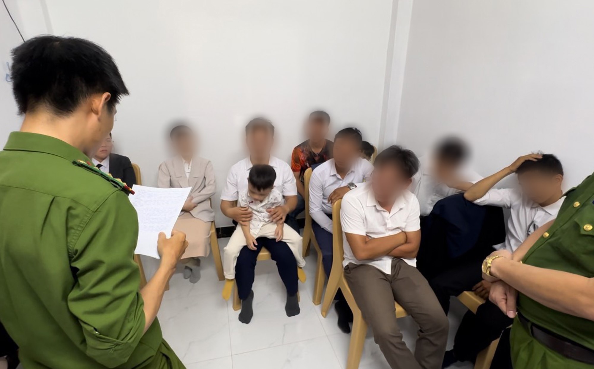 Công an huyện Duy Xuyên phát hiện 11 người gồm cả trẻ em tham gia sinh hoạt tôn giáo trái phép. (Ảnh do công an cung cấp)