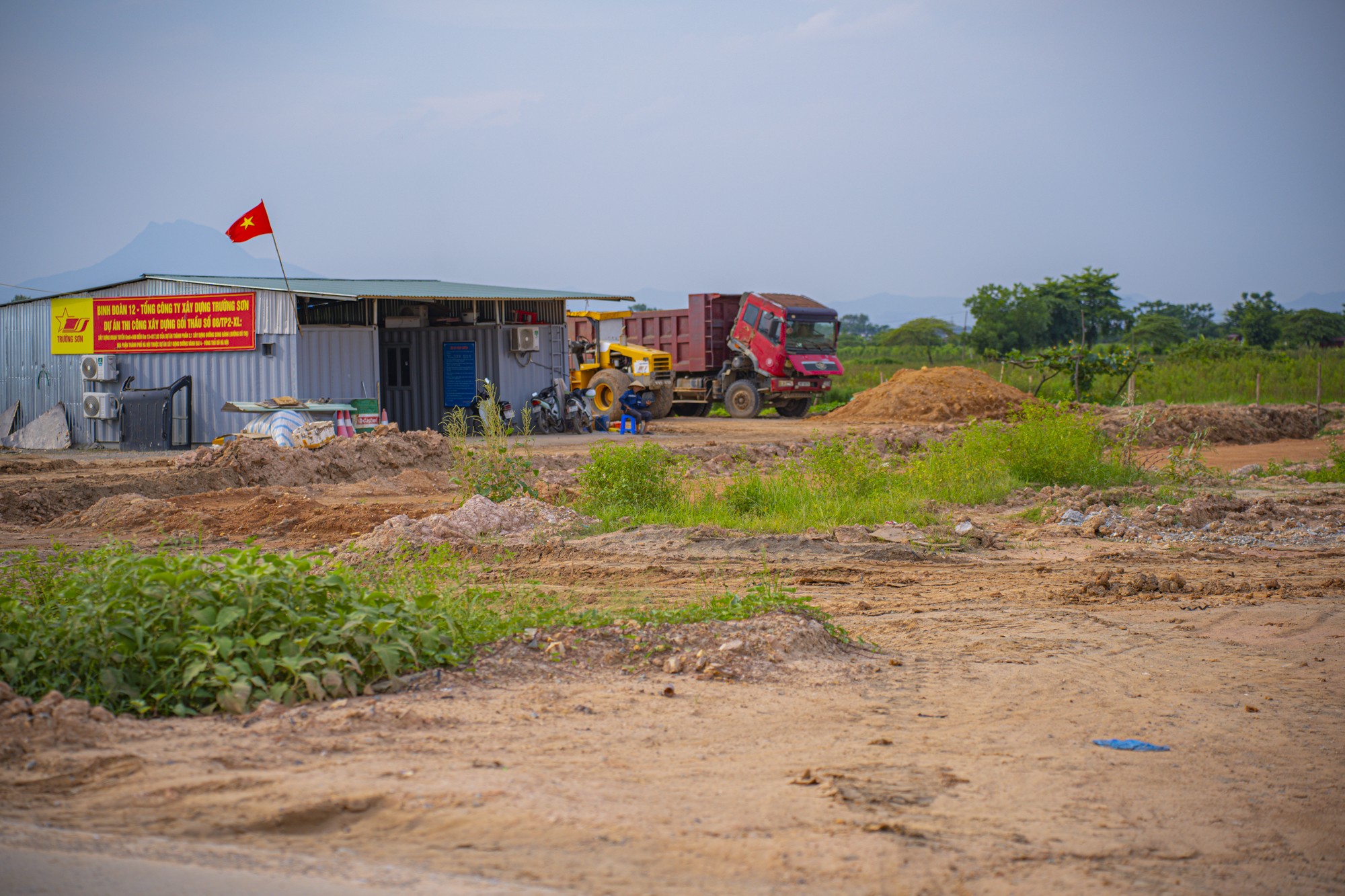 Toàn cảnh dự án Vành đai 4 qua huyện Mê Linh: Tiến độ thần tốc, dự kiến hoàn thành đường song hành sau 6 tháng nữa, chuẩn bị khởi công cầu 10.000 tỷ- Ảnh 8.