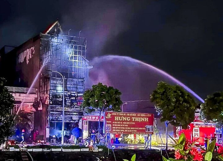 Cháy cửa hàng điện máy ở Nam Định, 4 người kịp thoát nạn- Ảnh 2.