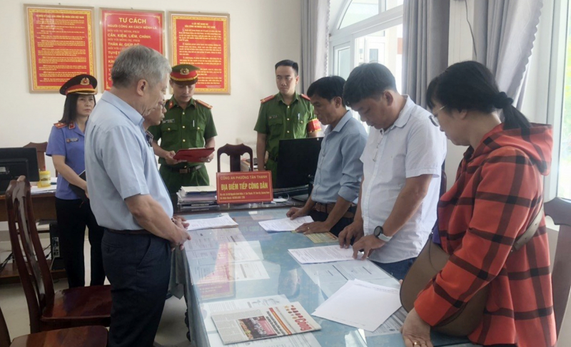 Khởi tố, bắt tạm giam Hiệu trưởng; Phó Hiệu trưởng; chuyên viên, nguyên Trưởng phòng GDĐT,...- Ảnh 1.