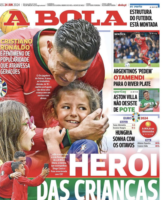 10 seconds of young fans jumping over the fence and rushing into Ronaldo's arms attracts millions of views: "CR7 doesn't let any child lack a smile and a hug" - Photo 3.