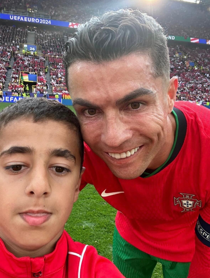 10 seconds of young fans jumping over the fence and rushing into Ronaldo's arms attracts millions of views: "CR7 doesn't let any child lack a smile and a hug" - Photo 2.