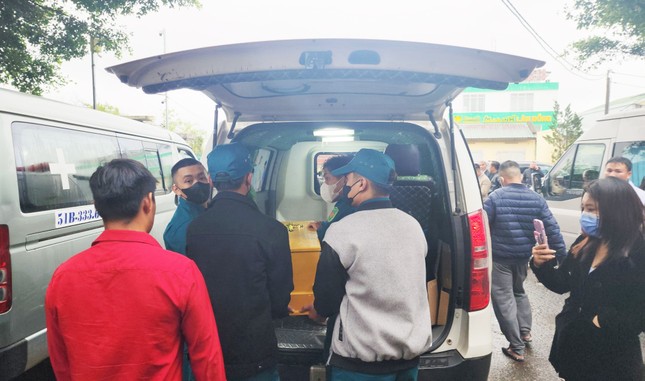 Vụ cháy ở Đà Lạt: Nhói lòng cảnh mẹ nằm xe cấp cứu đưa quan tài 3 con về quê- Ảnh 4.