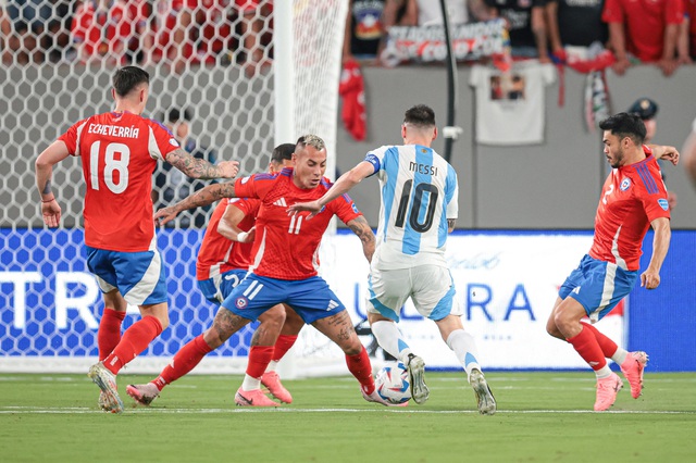 Copa America: Martinez toả sáng, Messi và đồng đội giành vé đầu tiên vào tứ kết- Ảnh 1.