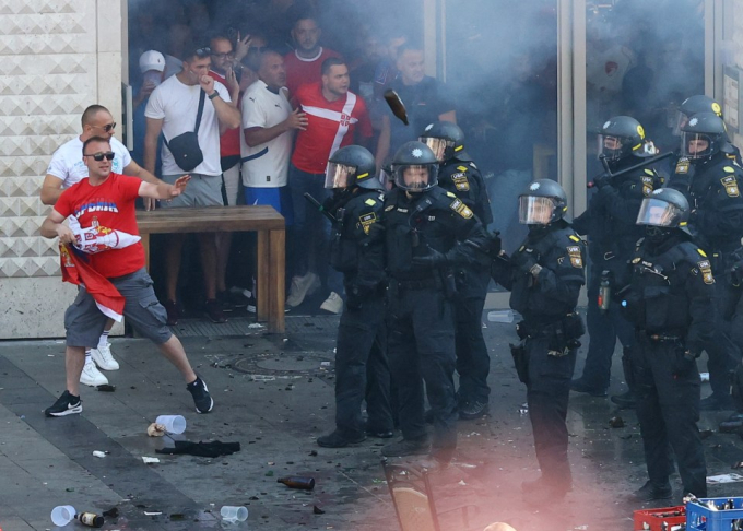 Hình ảnh sốc tại Euro 2024: Fan quá khích tấn công cảnh sát khiến hàng chục người bị thương, 7 CĐV đã bị bắt- Ảnh 2.