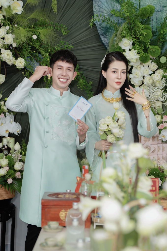 Camera bắt trọn nhan sắc vợ thạc sỹ mới cưới của Hồng Duy, nàng WAG ngượng ngùng khi lần đầu xuất hiện- Ảnh 2.
