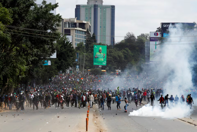 Bạo loạn ở Kenya, cảnh sát nổ súng khiến nhiều người thương vong- Ảnh 2.