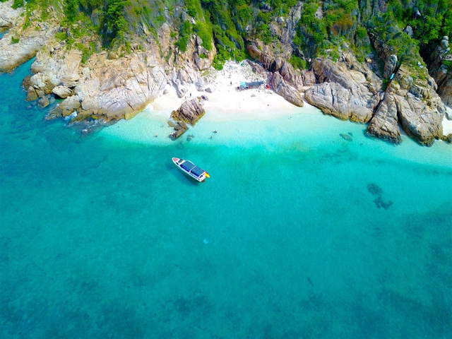 Việt Nam có 1 hòn đảo có biển xanh trong nhìn thấy tận đáy, đẹp không kém Maldives, giữ trọn nét hoang sơ mà chưa nhiều người biết- Ảnh 8.