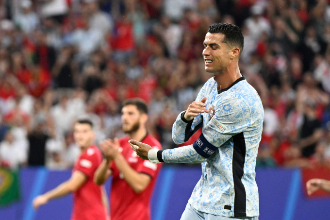 Bắt trọn khoảnh khắc Ronaldo bị CĐV quá khích tấn công, suýt đạp trúng người sau trận đấu thảm họa ở Euro 2024- Ảnh 4.