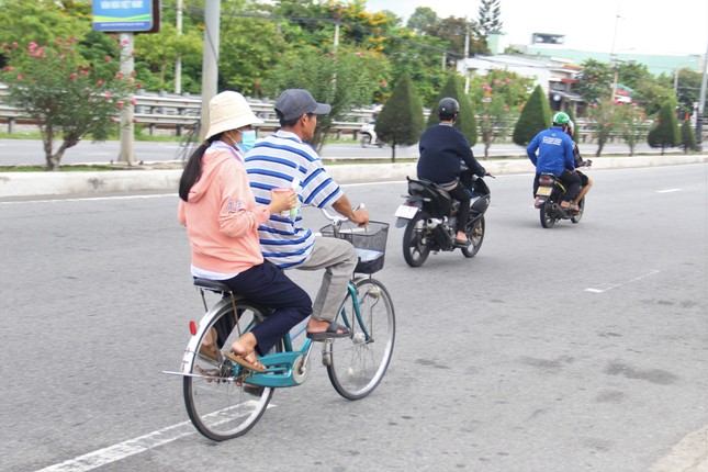 Cha nghèo đạp xe "cà tàng" chở con đi thi giữa phố Đà Nẵng- Ảnh 4.