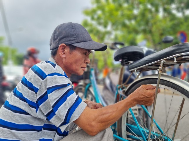 Cha nghèo đạp xe "cà tàng" chở con đi thi giữa phố Đà Nẵng- Ảnh 2.