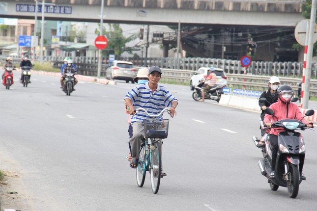 Cha nghèo đạp xe "cà tàng" chở con đi thi giữa phố Đà Nẵng- Ảnh 1.