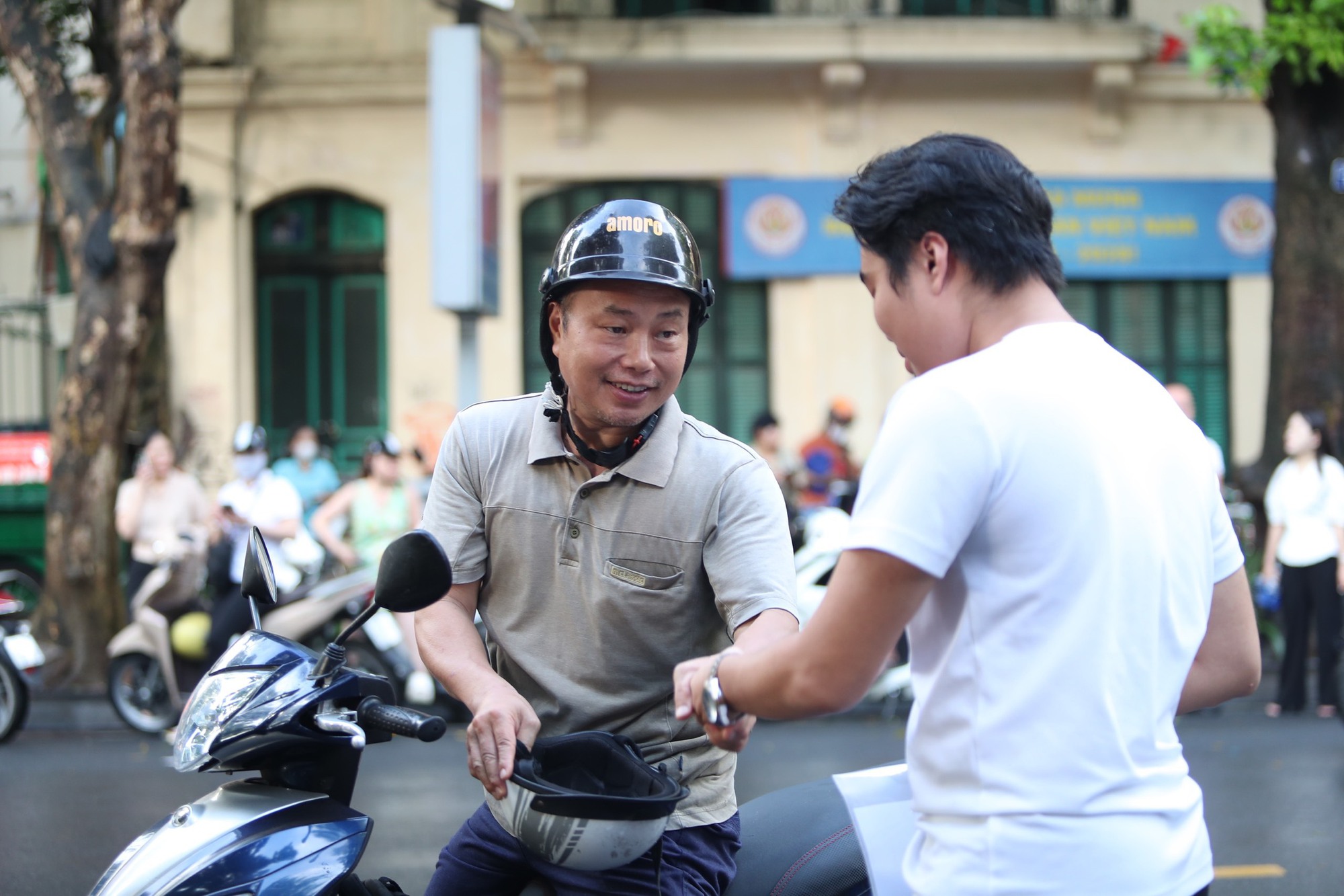 Ngày thi tốt nghiệp THPT đầu tiên: Phụ huynh dậy từ 5h sáng thắp hương, nhiều người lo lắng đứng chờ ở cổng trường- Ảnh 8.