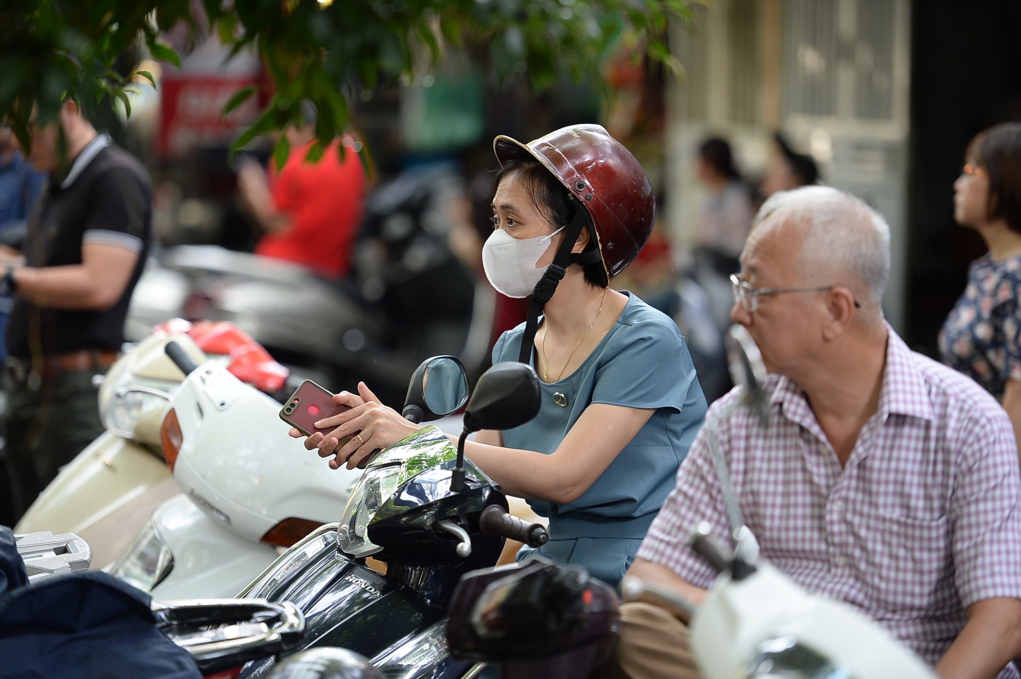 Ngày thi tốt nghiệp THPT đầu tiên: Phụ huynh dậy từ 5h sáng thắp hương, nhiều người lo lắng đứng chờ ở cổng trường- Ảnh 23.