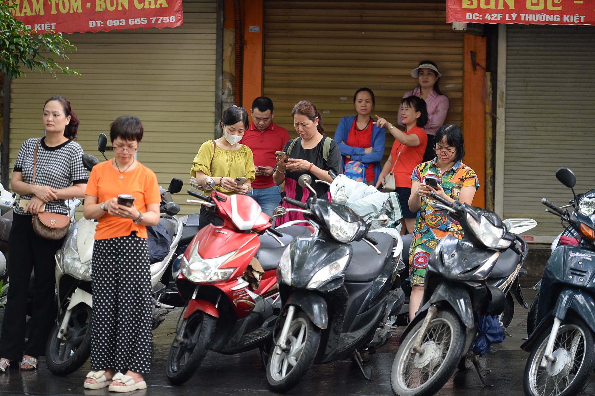 Ngày thi tốt nghiệp THPT đầu tiên: Phụ huynh dậy từ 5h sáng thắp hương, nhiều người lo lắng đứng chờ ở cổng trường- Ảnh 21.