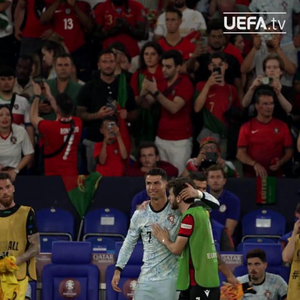 Khoảnh khắc đặc biệt giữa Ronaldo với người hùng của Georgia, fans thi nhau ca ngợi- Ảnh 2.
