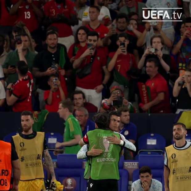 Khoảnh khắc đặc biệt giữa Ronaldo với người hùng của Georgia, fans thi nhau ca ngợi- Ảnh 1.