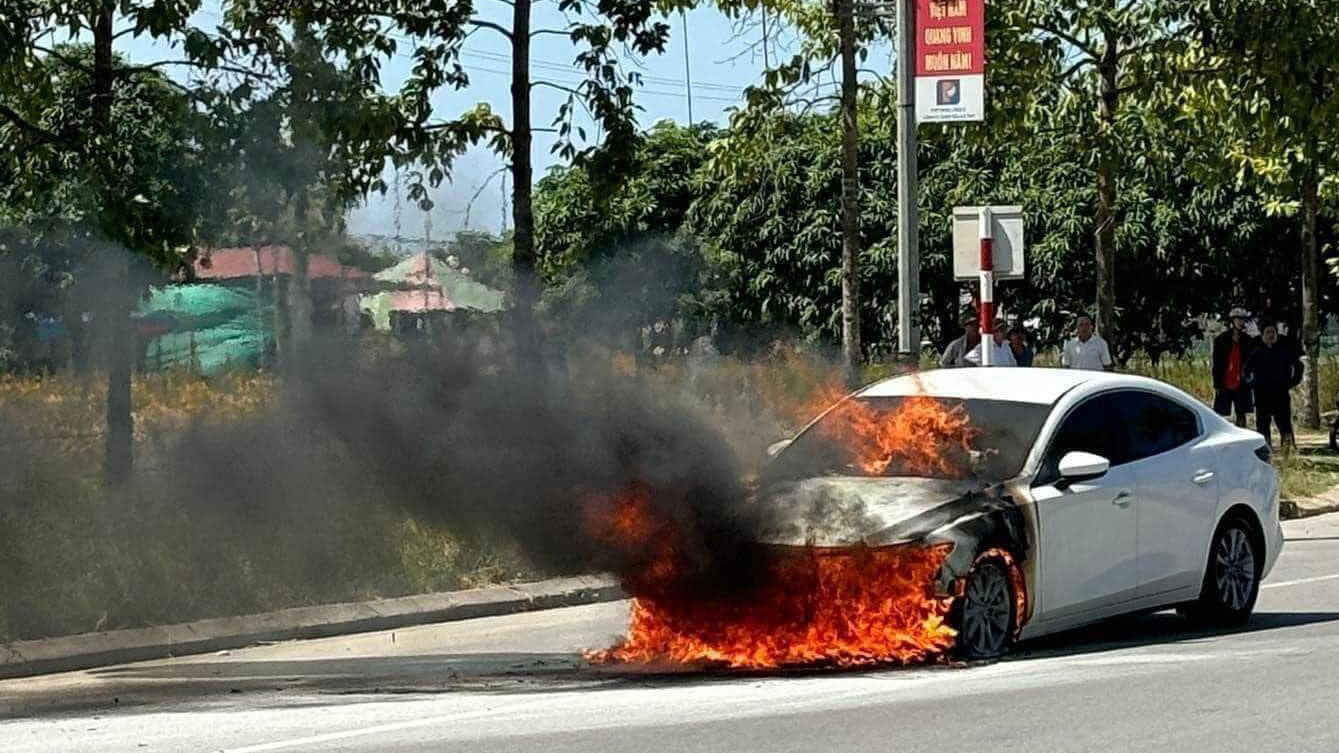 Ảnh TNGT: Mazda3 cháy tưng bừng giữa phố nghi chập điện- Ảnh 6.