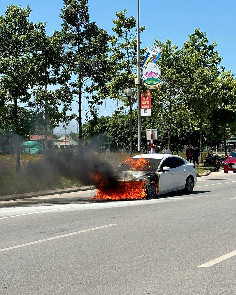 Ảnh TNGT: Mazda3 cháy tưng bừng giữa phố nghi chập điện- Ảnh 5.