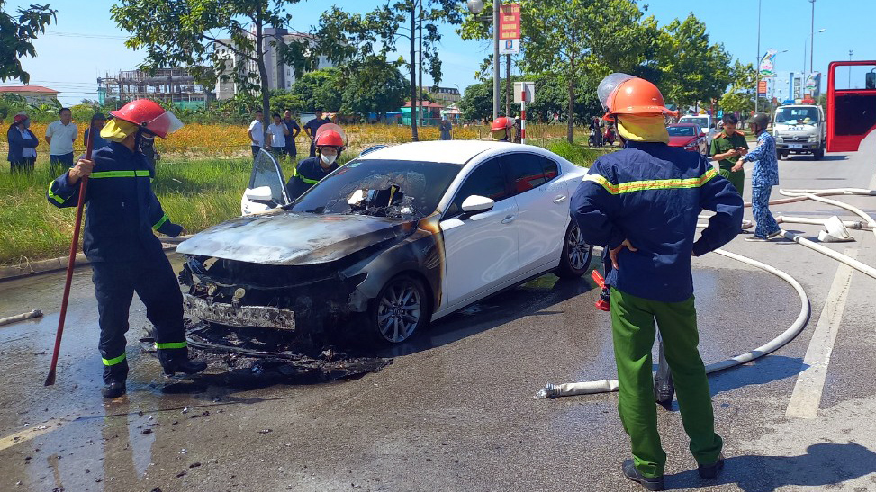 Ảnh TNGT: Mazda3 cháy tưng bừng giữa phố nghi chập điện- Ảnh 7.